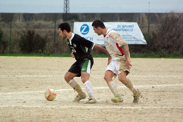 Mauro Meloni controlla l'avversario a centro campo